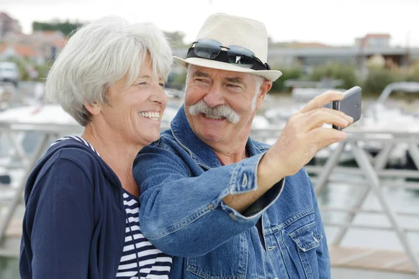 Seniorenpaar geht am Meer spazieren — Stockfoto