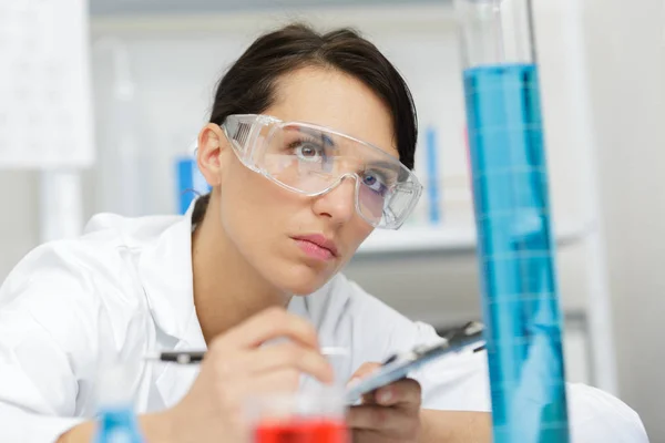 Lavoro di laboratorio donna che lavora in laboratorio — Foto Stock