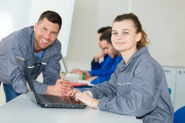 Lärare som hjälper kvinnlig ingenjör elev i klass — Stockfoto