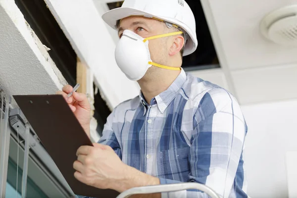 Hombre subiendo a Loft para aislar el techo de la casa — Foto de Stock