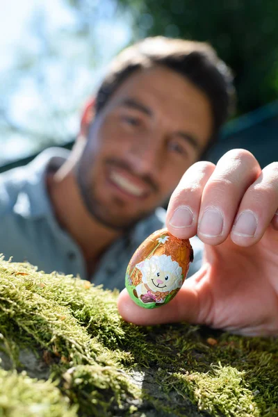 Hombre sosteniendo un pequeño huevo de Pascua —  Fotos de Stock