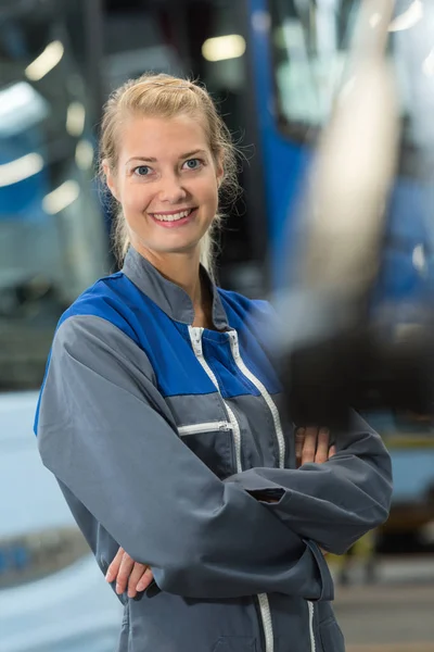 Glad kvinna industriingenjör tittar på kameran — Stockfoto