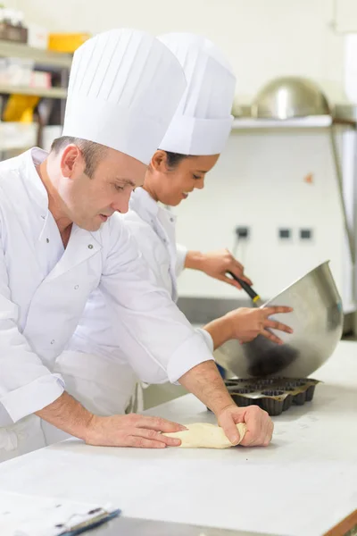 Processen att göra bageriprodukter med händer — Stockfoto