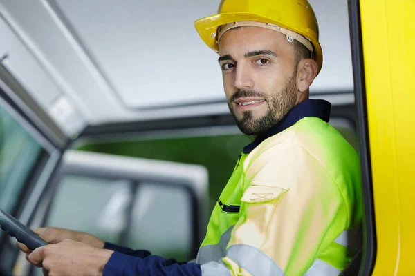 Logistiek man in zijn truck — Stockfoto