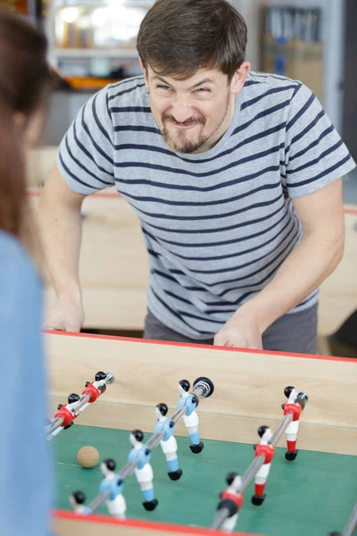 Coppia godendo di una partita di calcio balilla — Foto Stock