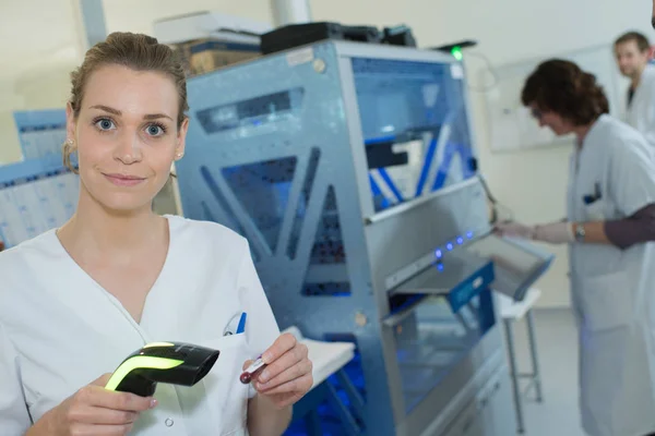 Assistente di laboratorio che analizza un campione di sangue presso il laboratorio ospedaliero — Foto Stock