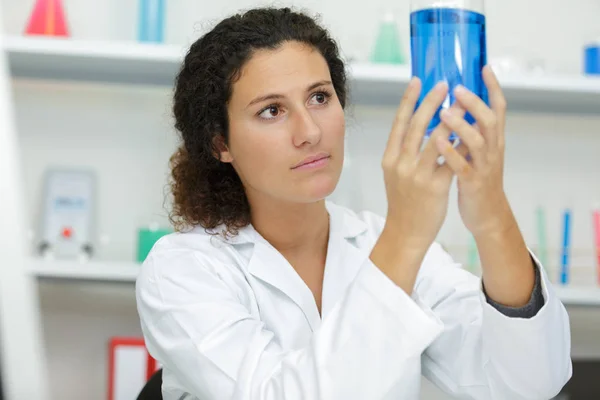 Mujer química haciendo una mezcla —  Fotos de Stock