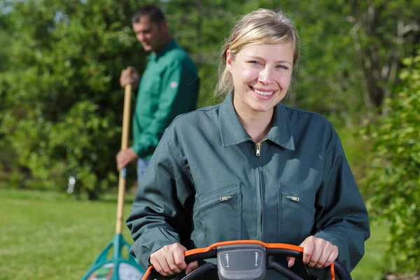 Mujer rubia sonriente jardinería — Foto de Stock