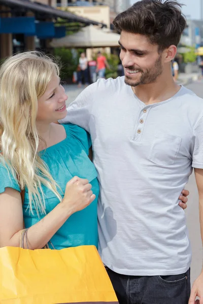 Casal de compras ao ar livre durante o verão — Fotografia de Stock