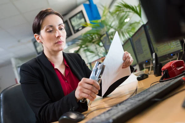 Vrouw nieten papieren met nietmachine — Stockfoto