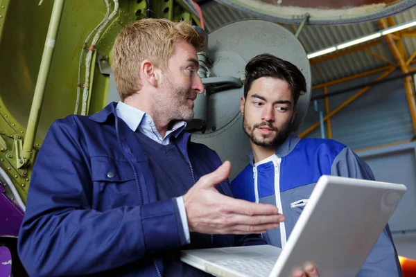 Homens usando laptop em instalações de processamento de gás natural — Fotografia de Stock