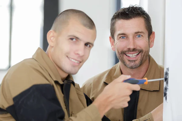 Mecânica reparando um soquete — Fotografia de Stock