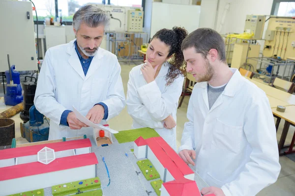 Toekomstige civiele ingenieurs die het project bestuderen — Stockfoto