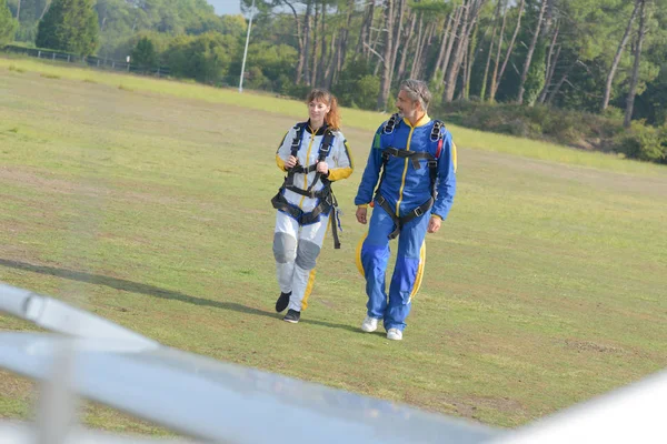 Marche vers l'avion pour une expérience de parachutisme — Photo