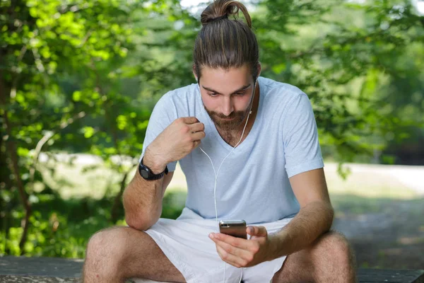 Portret van fit man runner sittingo buitenshuis — Stockfoto