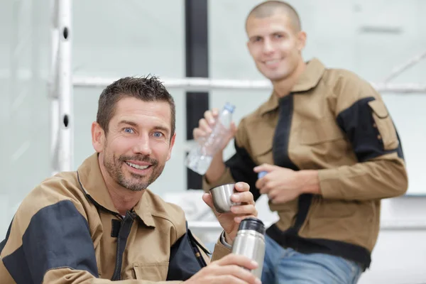 Due operai in fabbrica hanno una pausa — Foto Stock