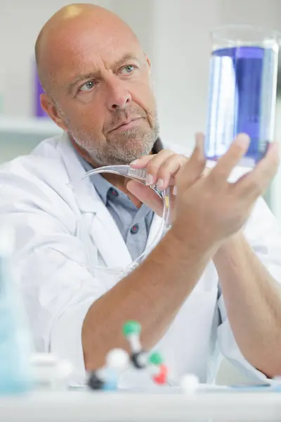 Scienziati senior che lavorano in laboratorio — Foto Stock