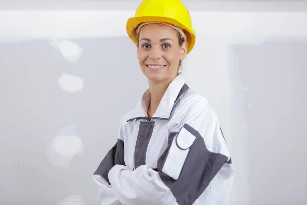 Женщина-строитель смотрит в камеру — стоковое фото