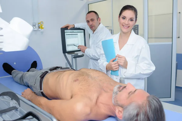 Hombre pasando por una tomografía computarizada en el hospital — Foto de Stock