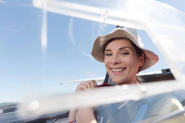 Портрет усміхненого пасажира-жінки на легкому літаку — стокове фото