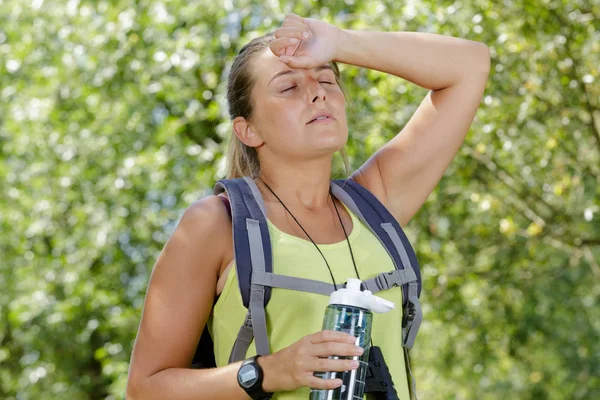 Kvinnlig Walker lider av värme utmattning — Stockfoto