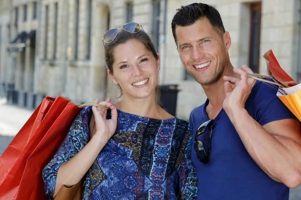 Portrait of couple holding shopping bags — Stock Photo, Image