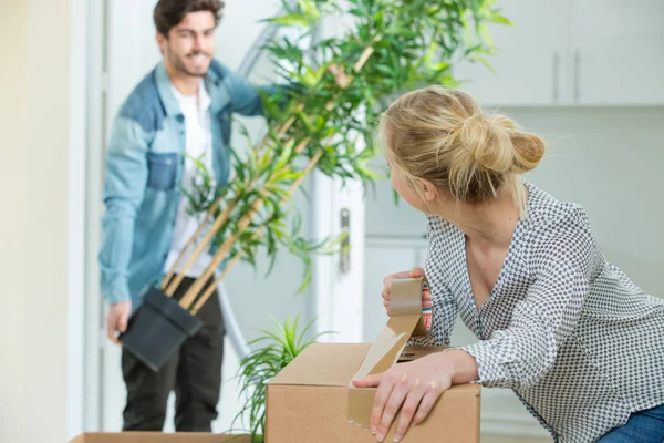 Ungt par förbereder sig för att flytta hus — Stockfoto