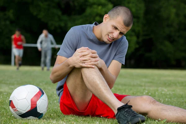 Footballeur souffrant d'une blessure au genou — Photo