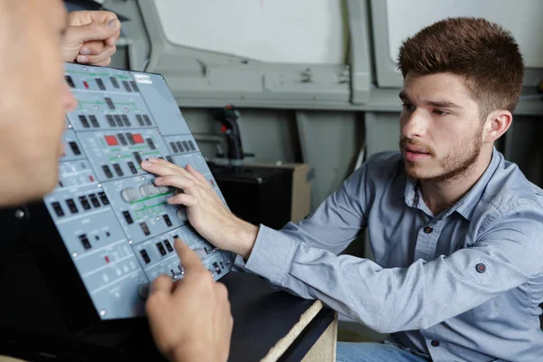 Engenheiro e aprendiz usando máquina de corte computadorizada — Fotografia de Stock