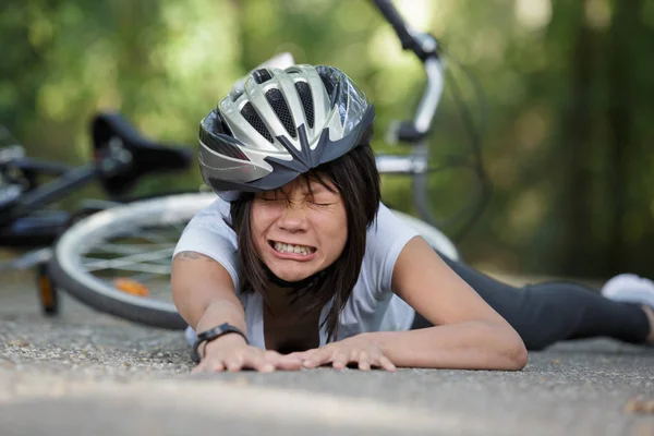 Jeune femme avec douleur en tombant de son vélo — Photo