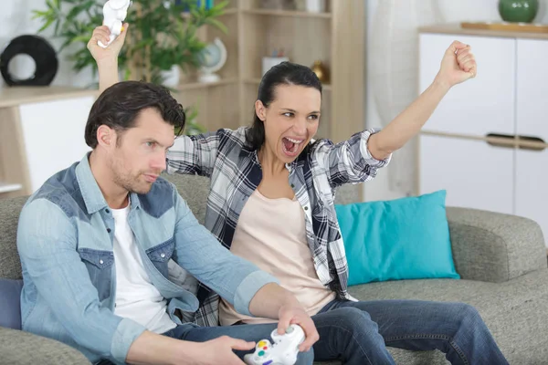 Ζευγάρι άντρας και γυναίκα παίζοντας μαζί βιντεοπαιχνίδια — Φωτογραφία Αρχείου