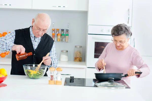 Casal sênior cozinhar cozinha de alimentos — Fotografia de Stock