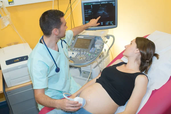 Orvos ellenőrzése ekográfia a terhes nő klinikán — Stock Fotó