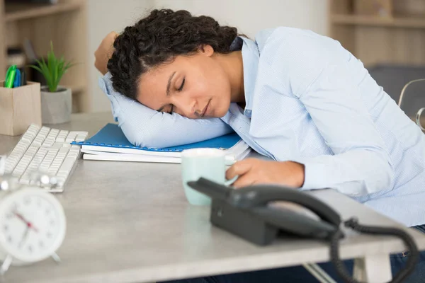 Cansado sonolento empresária descansando sobre a mesa — Fotografia de Stock