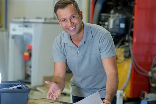 Glimlachend ingenieur met uitgerekt hand — Stockfoto