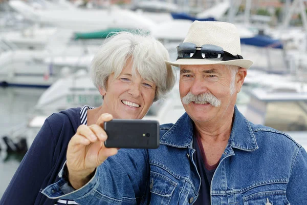 Aktiv ålderdom teknik och livsstilskoncept — Stockfoto