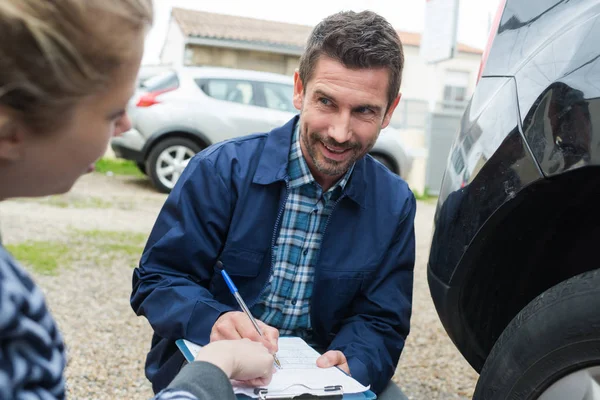 Segundo coche comprar y vender — Foto de Stock