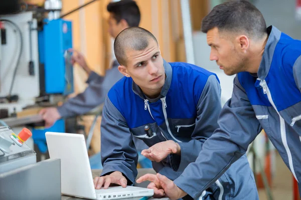 Homens mecânicos com laptop fazendo diagnóstico de carro — Fotografia de Stock
