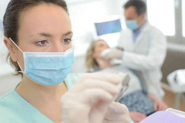 Trabalhando dentista feminino e feminino — Fotografia de Stock