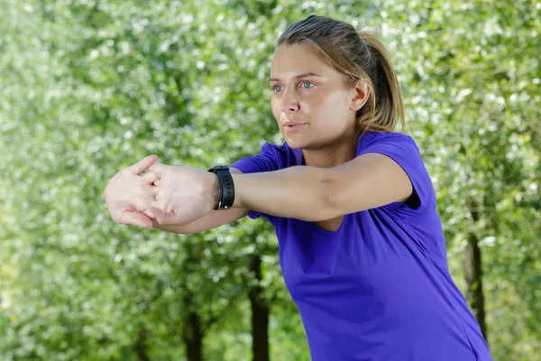 Porträtt av kvinna stretching armar utomhus — Stockfoto