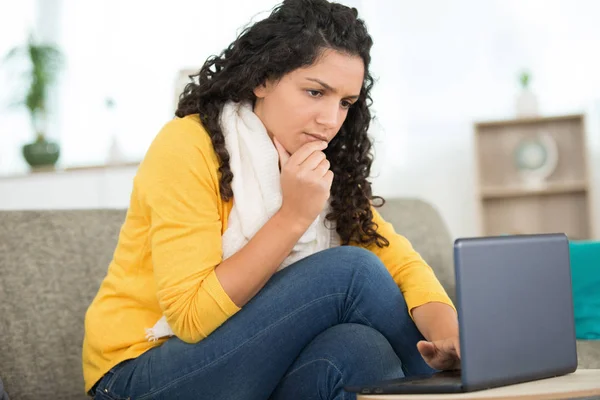 Mujer usando el ordenador portátil en el sofá estresado por algo — Foto de Stock