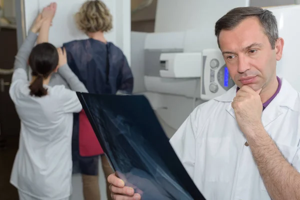 Αρσενικό γιατρό βλέποντας ακτινογραφία — Φωτογραφία Αρχείου