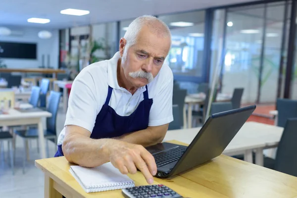 Gerente cantina masculina comprobar las ventas — Foto de Stock