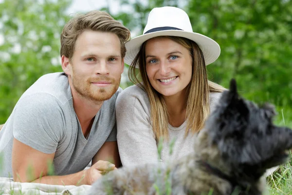 Herfst gelukkige paar meisje en man buiten — Stockfoto