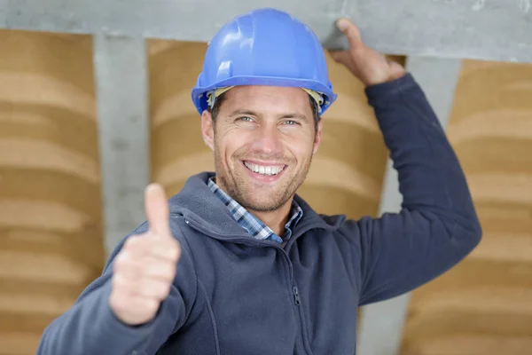 親指を上げるハンサムな建設労働者 — ストック写真
