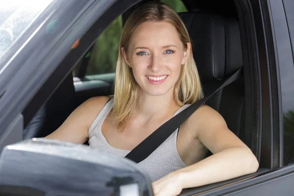 Woman in a car with happiness — Stock Photo, Image