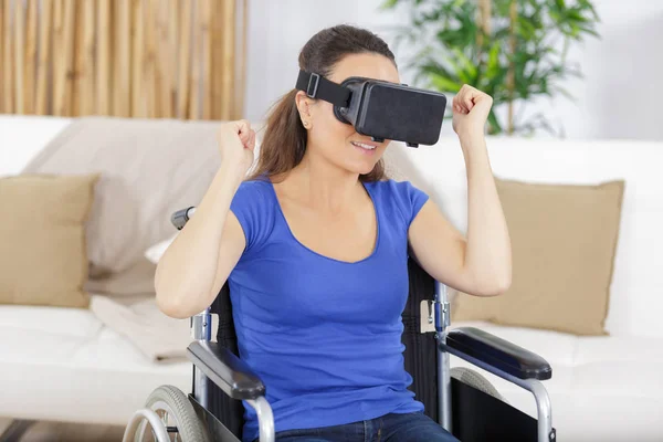 Kvinna i rullstol och VR-glasögon på kontoret — Stockfoto