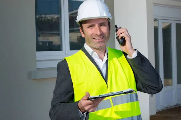 Constructor masculino en hardhat con walkie talkie o radio al aire libre —  Fotos de Stock