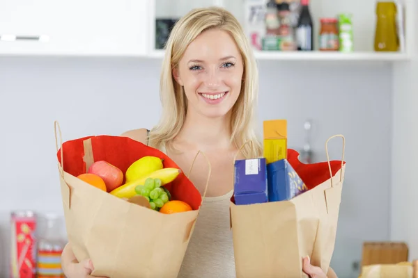 Mulher segurando um sacos de compras cheios de legumes — Fotografia de Stock