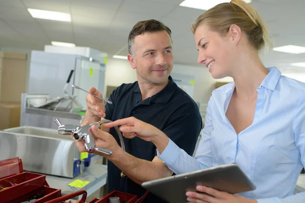 Vrouw die het ontwerp van de kraan selecteert — Stockfoto